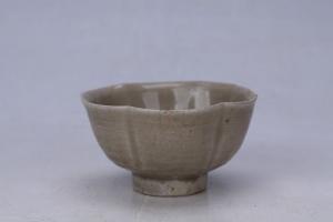 000138青釉花口圈足碗