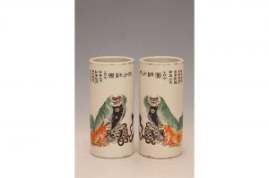 000507“大小师图，丁卯（1927年）冬，胡爽设色，对香观题，潮安蔡海成”款五彩双狮戏球纹筒瓶
