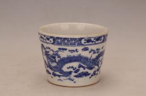 000531青花龙纹桶型杯“洪祥合”款