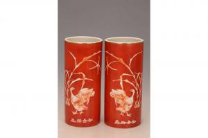 000648红地留白双鹅纹筒瓶“如合出品”款