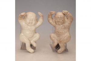 000929白釉塑喜童人物壁瓶