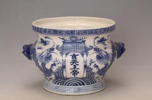 001007青花双龙拱“玄天上帝”牌位狮耳石榴型炉