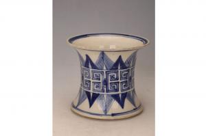 001054青花花卉图案纹痰盂