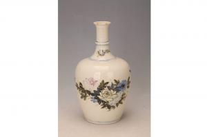 001059五彩花卉纹长颈瓶