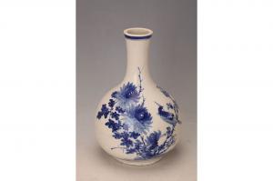 001066青花花鸟纹天球瓶“泰合”款