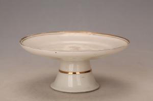 001341白釉描金高足盘“荣利”款