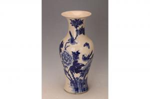 001070青花花鸟纹撇口瓶