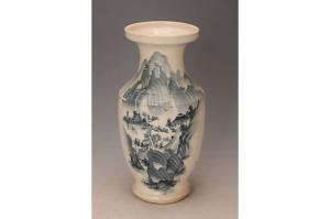 001072墨彩山水纹盘口瓶