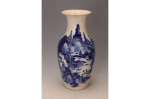 001073青花山水纹撇口瓶