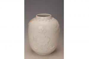 001087白釉浅浮雕花卉纹灯笼罐
