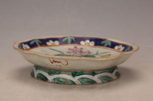 001097粉彩荷池纹花口盘“怡发督造”款