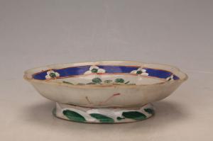 001098粉彩博古纹花口盘