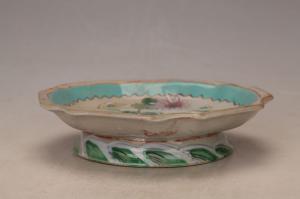 001099粉彩花蝶纹花口盘