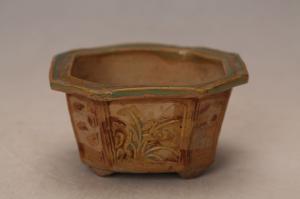 001369褐釉浅浮雕八角折沿钵