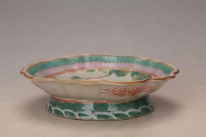 001102粉彩人物纹花口盘“吴兴合”款