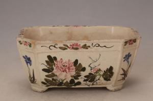 001376五彩花卉纹四足方形钵