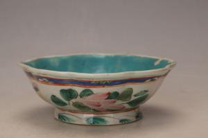 001106粉彩花蝶纹花口碗