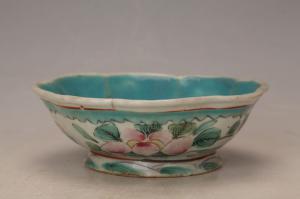 001108粉彩花蝶纹花口碗