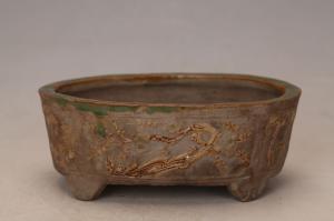 001384褐釉浮雕花卉纹四足花盆