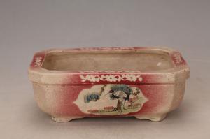 001386红地喷彩开光松鹤纹方型钵