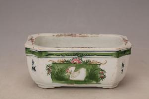 001388红绿彩山水纹方型钵“高陂荣玉”款