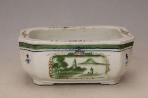 001389红绿彩山水纹方型钵“高陂荣玉”款