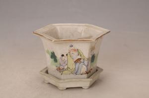 001394五彩人物纹六角折沿花钵