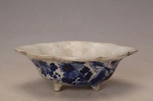 001395青花花鸟纹荷口三足洗