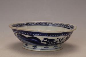 001117青花花卉纹花口碗“仁玉”款