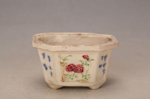 001400五彩浮雕花卉纹平沿四角小花钵