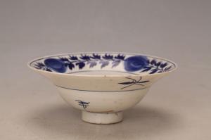 001120青花花卉图案纹折腰碗