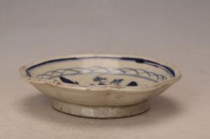 001122青花花卉图案纹花口盘“信记”款