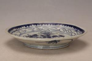 001123青花花卉图案纹花口盘“公兴”款