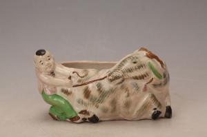 001124大窑五彩塑童子牵鹿水仙花盆“耀兴”款