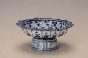 001128青花花卉纹花口高足盘