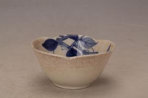 001130青花花卉图案纹花口碗“粤”款