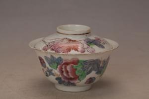 001132五彩描金牡丹花纹盖碗“合成昌”款