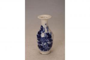 001134青花花卉纹撇口瓶