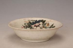 001150五彩花卉图案纹碗“胜记”款