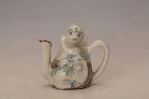 001152青花褐彩塑猴子抱桃水注