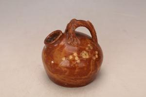 001154褐釉贴塑梅花把夜壶