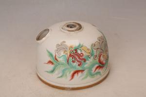 001155五彩描金花卉纹汽灯座