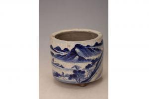 001163青花山水纹三足直筒炉