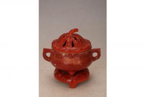 001193红釉双耳三足荷叶盖薰炉