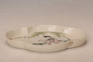 001195五彩人物纹海棠型茶盘“如合”款