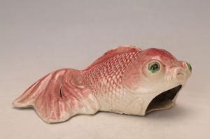 001404红釉喷彩塑鲤鱼壁瓶“胜合”款