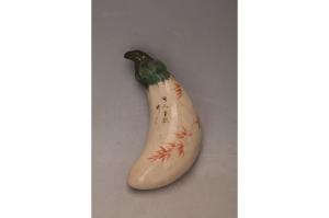 001405彩绘塑茄子壁瓶