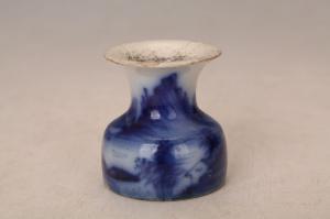 001507“如合”款蓝彩山水纹小瓶