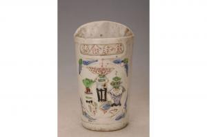 001409“饮和食德”印花五彩博古纹壁瓶