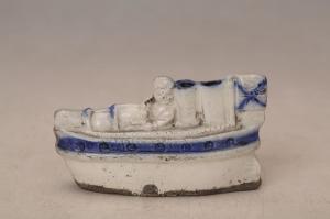 001512青花塑日本轮船笔插